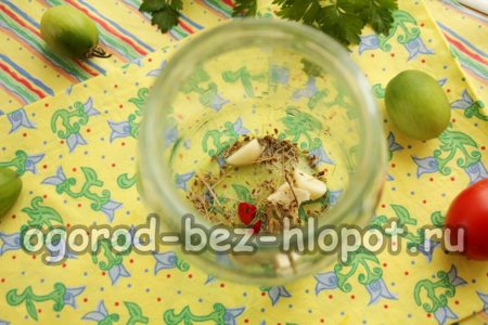 صب التوابل في جرة