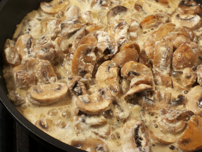 Funghi stufati con panna acida