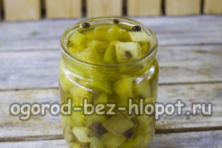 Disposez la salade dans des bocaux.