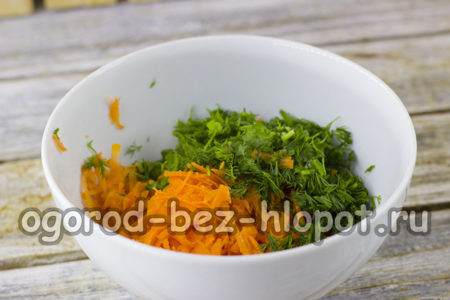 râpez les carottes, hachez les légumes verts.