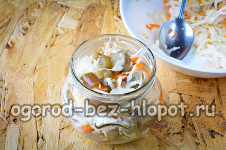 riempire i barattoli con le verdure