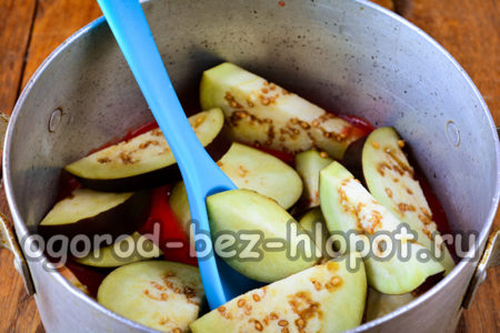 verser les aubergines dans la sauce tomate