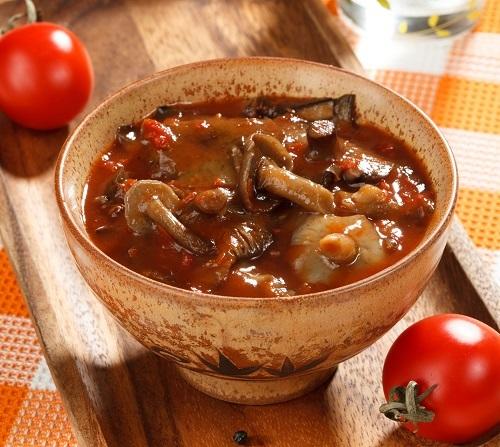 Marinierte Champignons in Tomatensoße