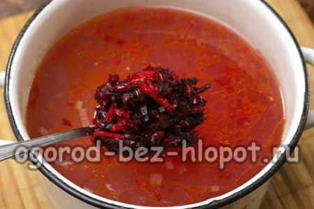 Transférez la vinaigrette aux légumes dans une casserole.