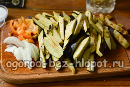 Hachez les aubergines, les oignons et les poivrons.