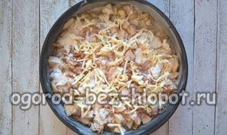 Die zweite Apfelschicht mit der Mischung bestreuen und die Butter darüber reiben.