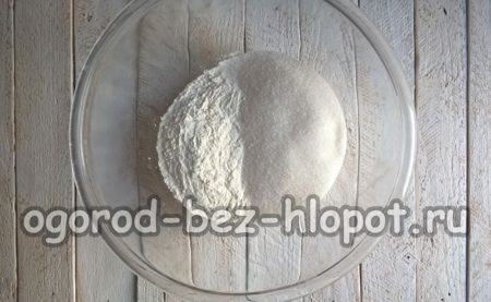 Mehl und Zucker vermischen