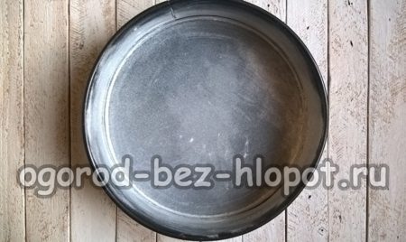 Die Pfanne mit Butter einfetten und mit Mehl bestreuen