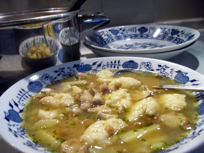 Suppe mit Bovisten und Klößen