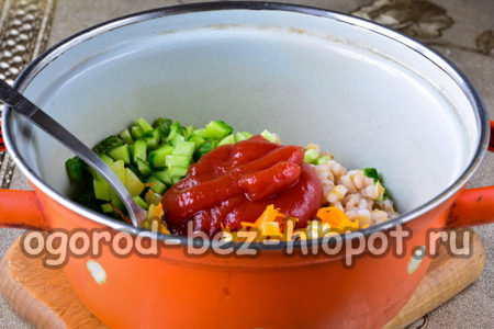 ajouter de la pâte de tomates et de l'huile végétale