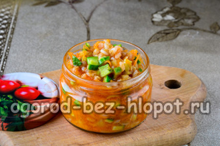 Remplissez les bocaux de soupe aux cornichons