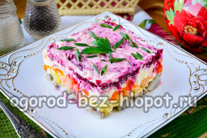 ρέγγα κάτω από ένα γούνινο παλτό