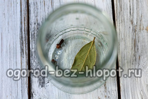 Gib die Gewürze in ein Glas.