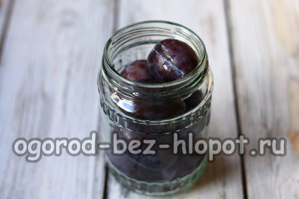 Fülle das Glas mit Pflaumen.