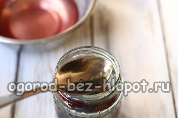 Öl in das Glas geben