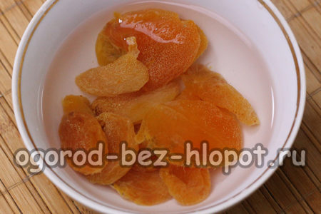 Versez de l'eau bouillante sur les abricots secs.