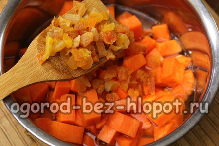 Ajoutez les abricots secs hachés à la citrouille.