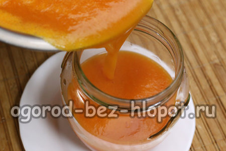 Versez le jus fini dans des bocaux.