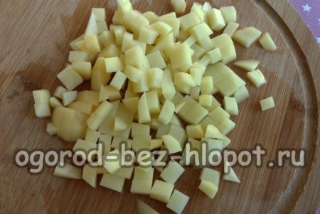 Coupez les pommes de terre en cubes