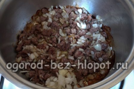 ajouter l'oignon à la viande