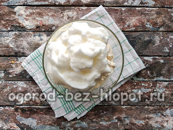 ajouter des blancs d'œufs battus en neige