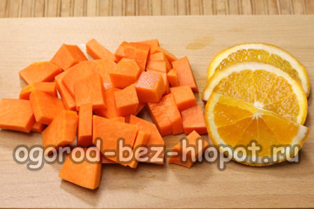épluchez et coupez la citrouille et l'orange.