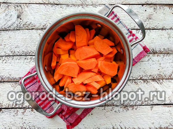 versare le verdure in una casseruola
