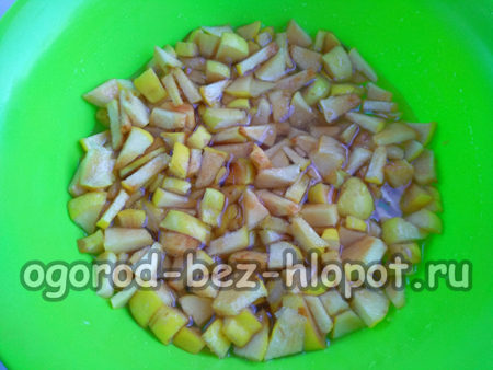 Versez le sirop sur le coing.
