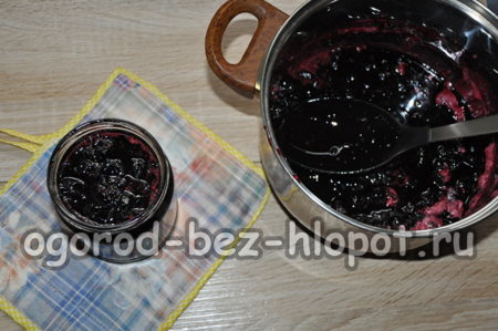 Versez la confiture dans des pots.