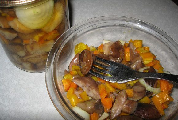 Marinierte Champignons mit Gemüse