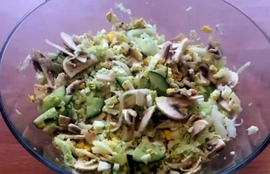 Salat mit Pilzen und Chinakohl