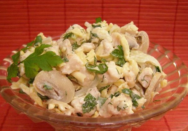 Hühnersalat mit Pilzen und Käse