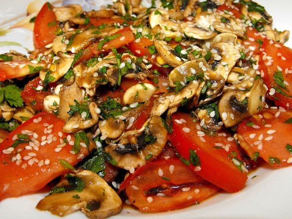Salat mit Pilzen, Sesamsamen und Tomaten