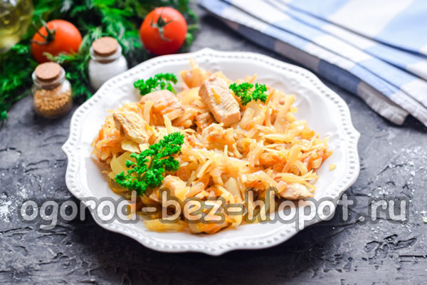 Le chou mijoté au poulet est prêt.