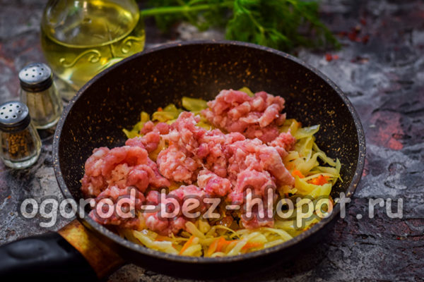 ajouter la viande hachée dans la poêle