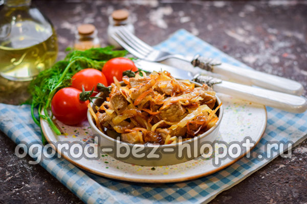 Le chou mijoté à la viande est prêt.