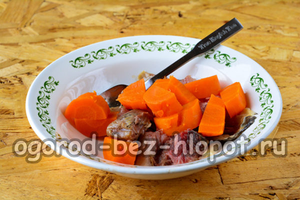нарежете морковите