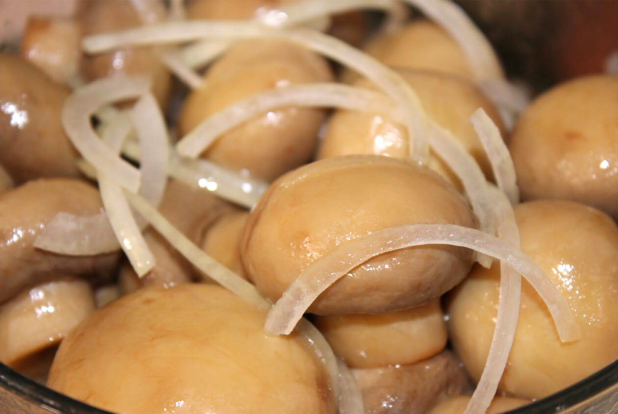 Champignons mit Zwiebeln