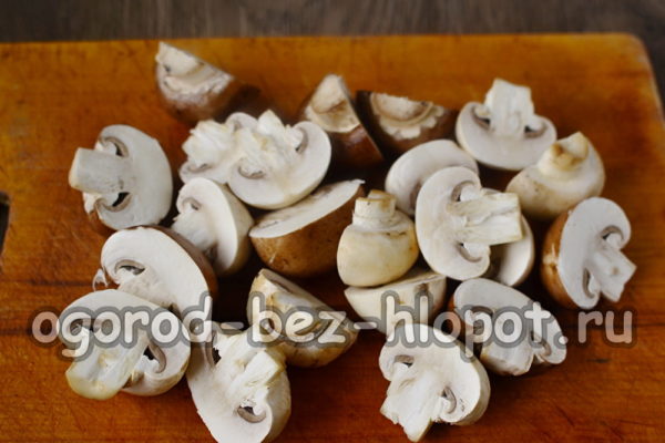Die Pilze halbieren