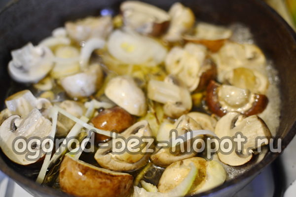 Zwiebeln, Knoblauch und Marinade zu den Pilzen geben.