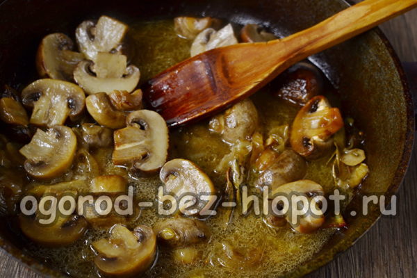 Die Pilze in der Marinade kochen