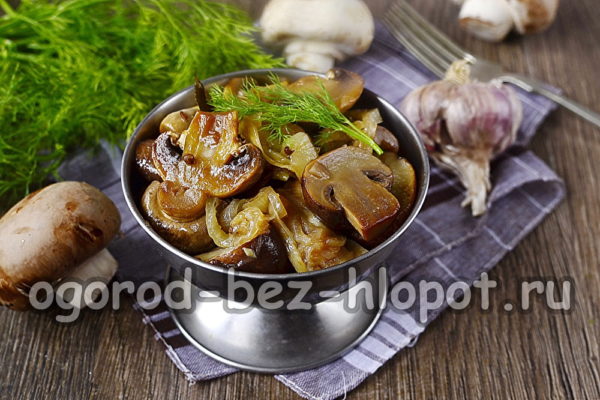Köstliche marinierte Champignons sind fertig.