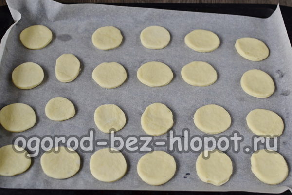 Déposez les biscuits sur une plaque de cuisson.