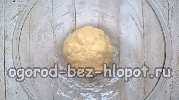 Den Teig zu einer Kugel formen