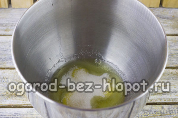 Eier in eine Schüssel geben, Zucker hinzufügen