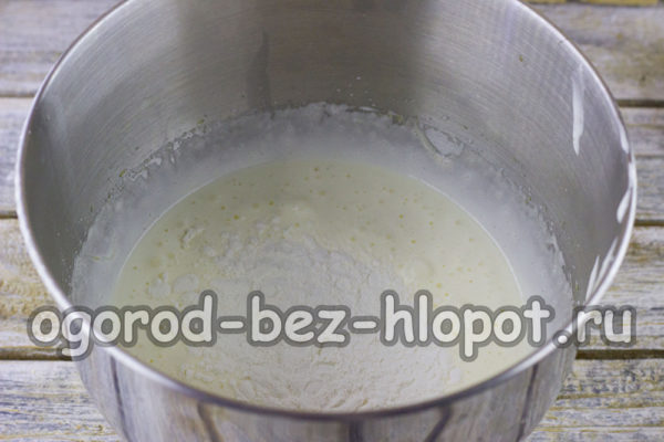 Mehl, Vanille und Backpulver hinzufügen