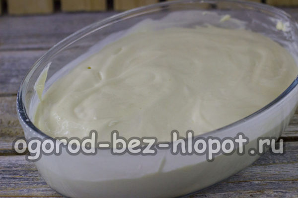 Die Äpfel in die Pfanne geben und den Teig darüber gießen.