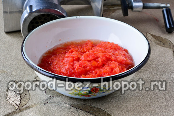 passare i pomodori nel tritacarne