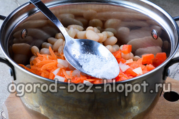 mescolare gli ingredienti, aggiungere il sale