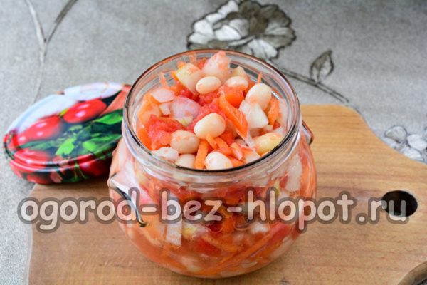 disporre l'insalata nei barattoli